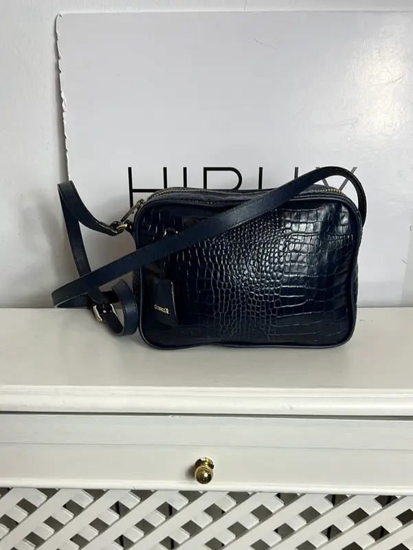 UTERQÜE. Bolso azul piel troquelada