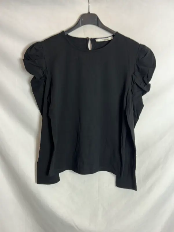UTERQÜE. Camiseta elástica negra detalle hombros. T L