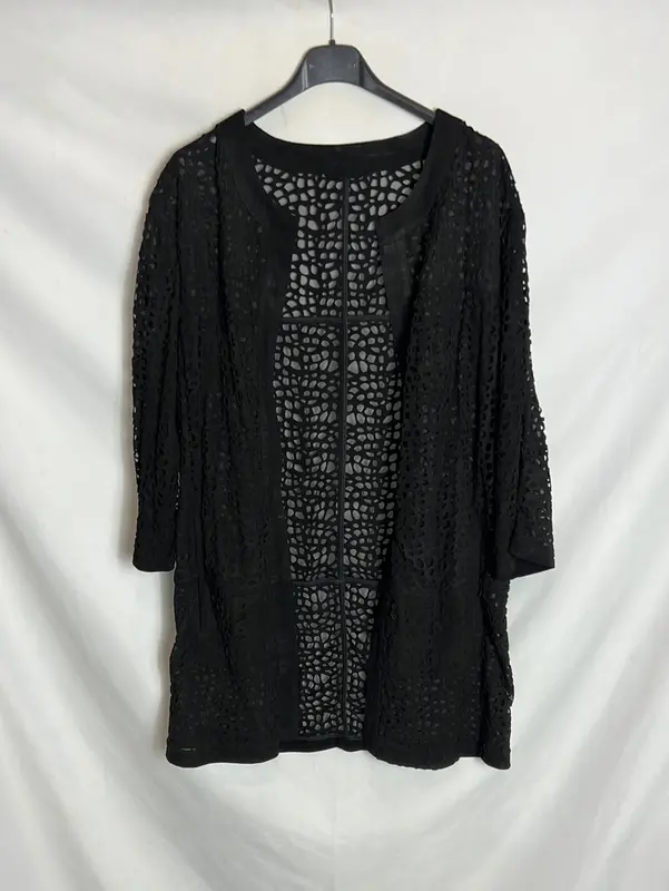 UTERQÜE. Chaqueta negra piel troquelada. T S (Tara)e
