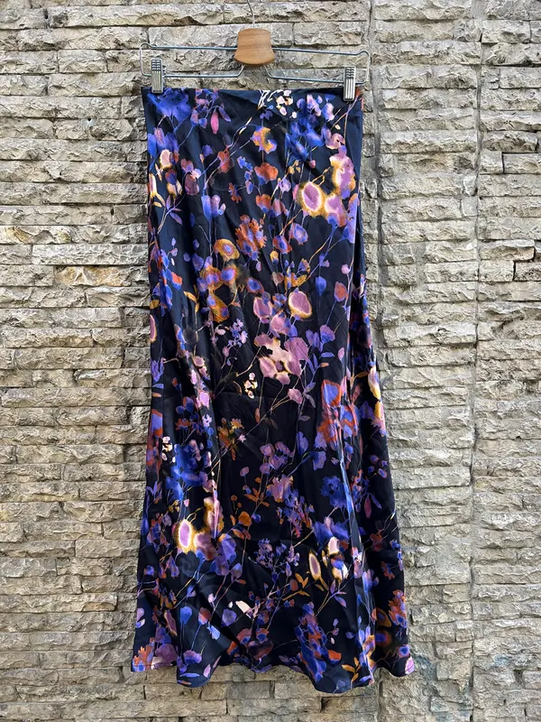 VALENTINA GARI. Falda midi satinada estampada