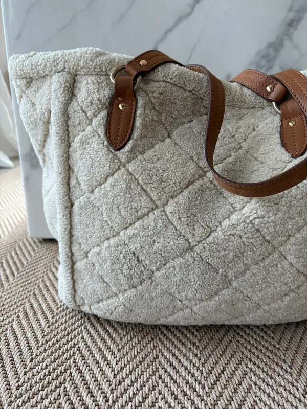 VANESSA BRUNO. Bolso tote borrego