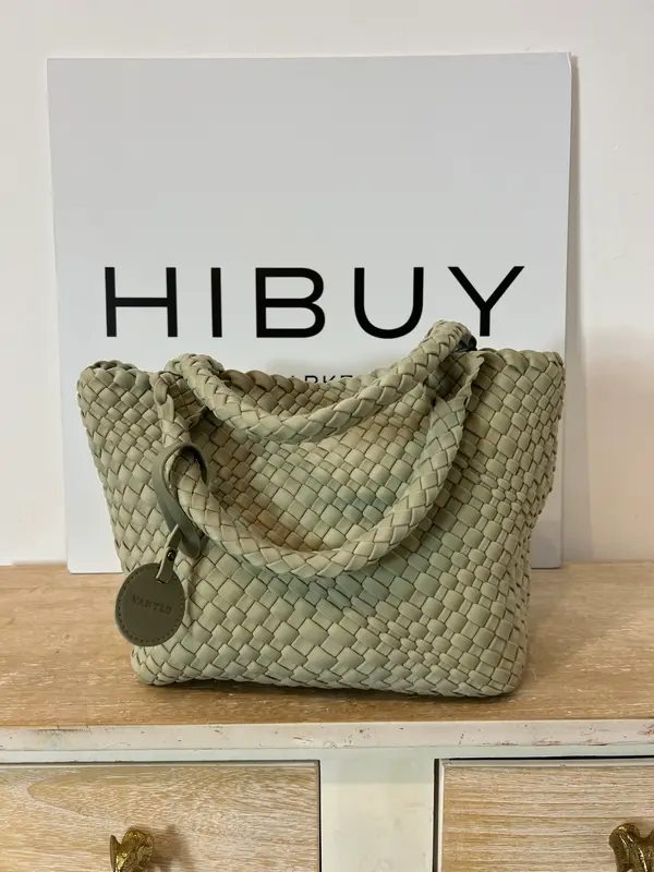 VANYLU. Bolso trenzado gris claro