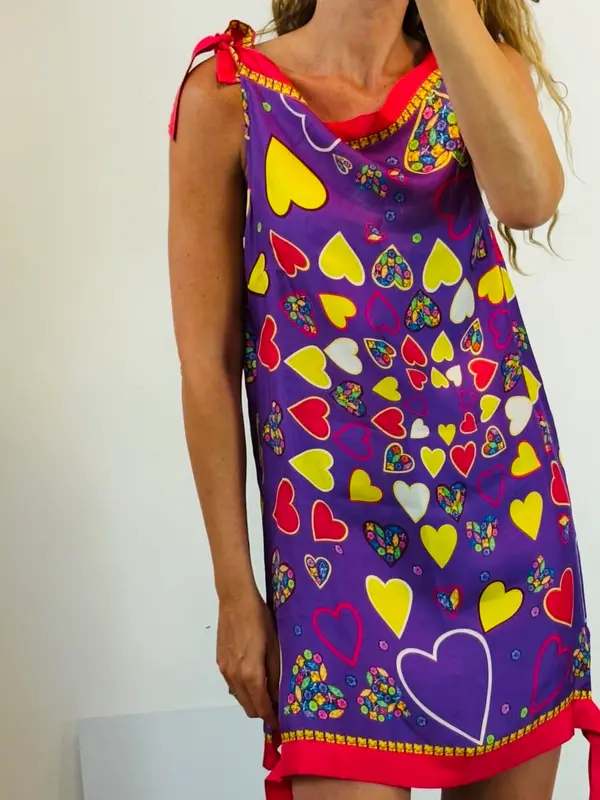 VERSUS VERSACE. Vestido corto seda estampado
