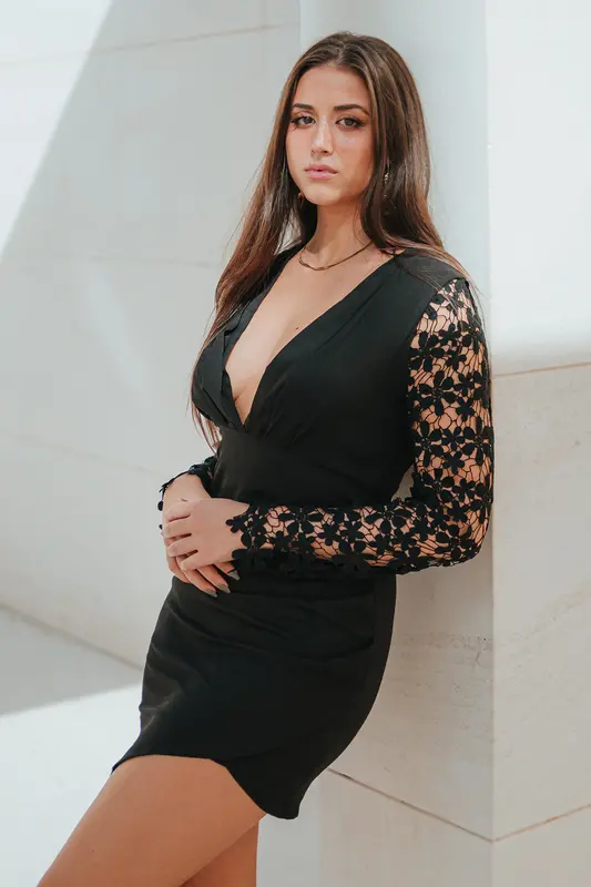 Vestido Corto de Encaje Negro