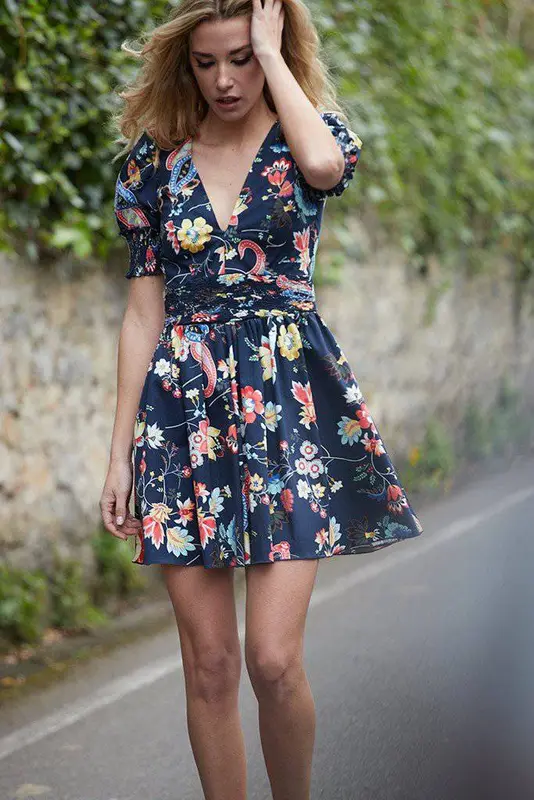 Vestido escote pico flores japonesas
