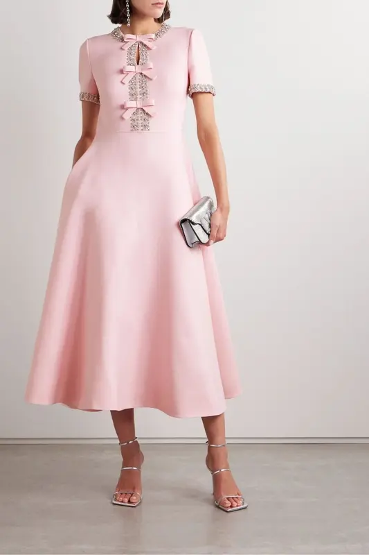 Vestido Midi Zoe en Satén Rosa con Lazos y Adornos de Cristal