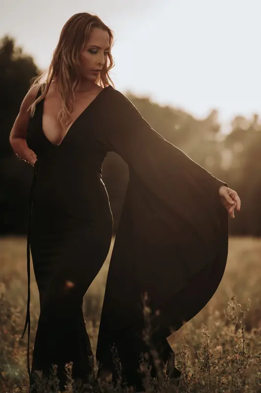 Vestido negro asimétrico manga campanada "Sabrina"