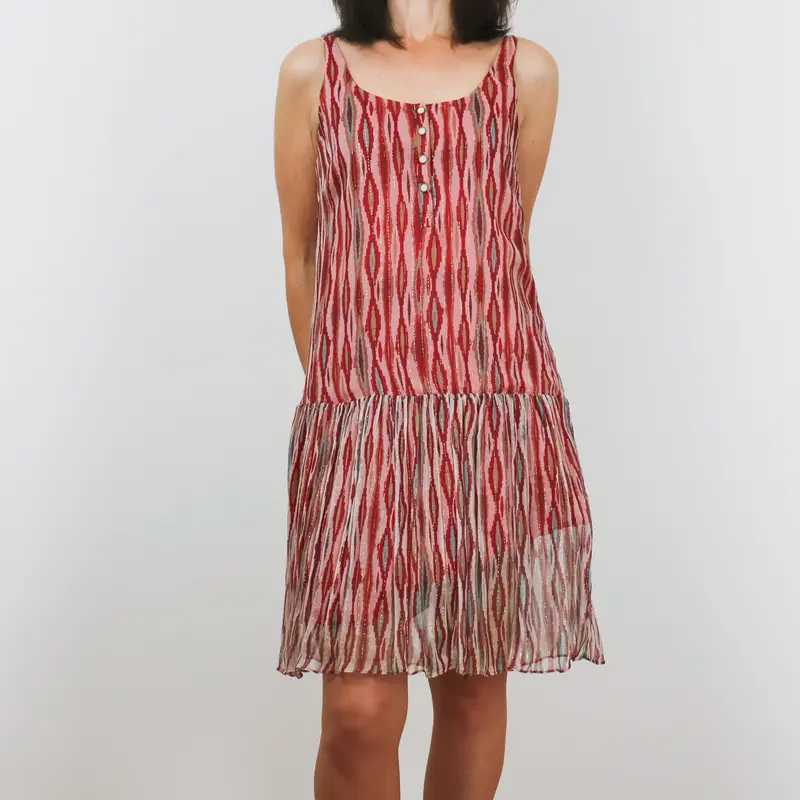 Vestido sin mangas de seda tonos rojos