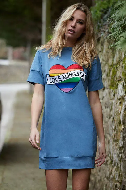 Vestido tipo camiseta azul denim parche corazón multicolor
