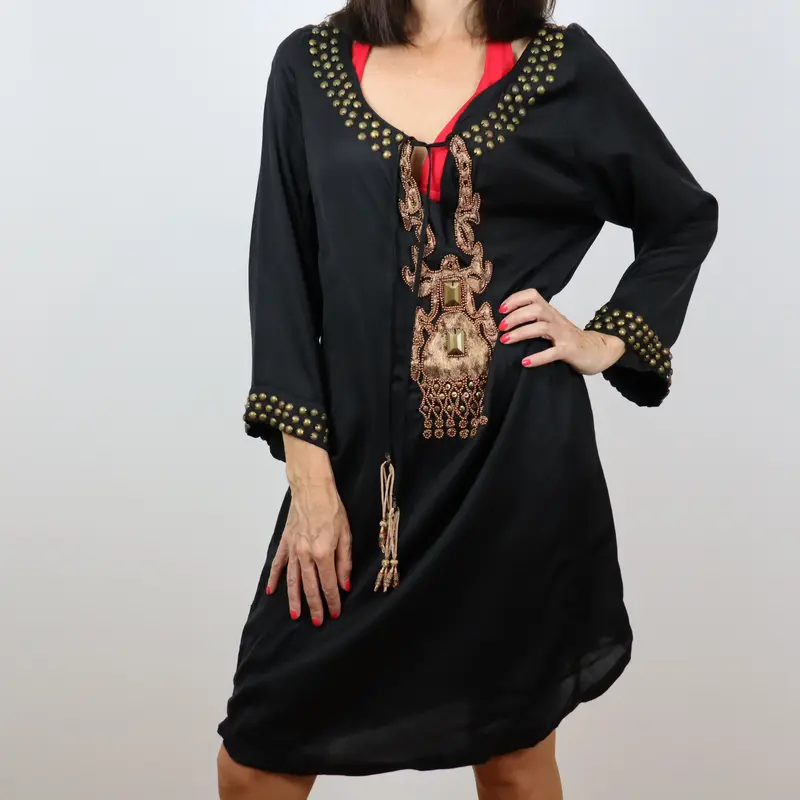 Vestido túnica negro con tachuelas