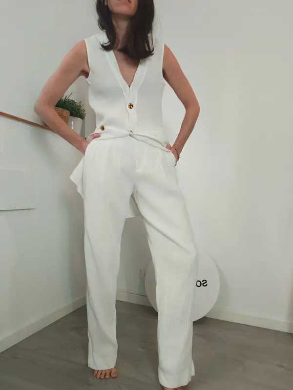 VICTORIA BECKHAM. Total look blanco textura T.36