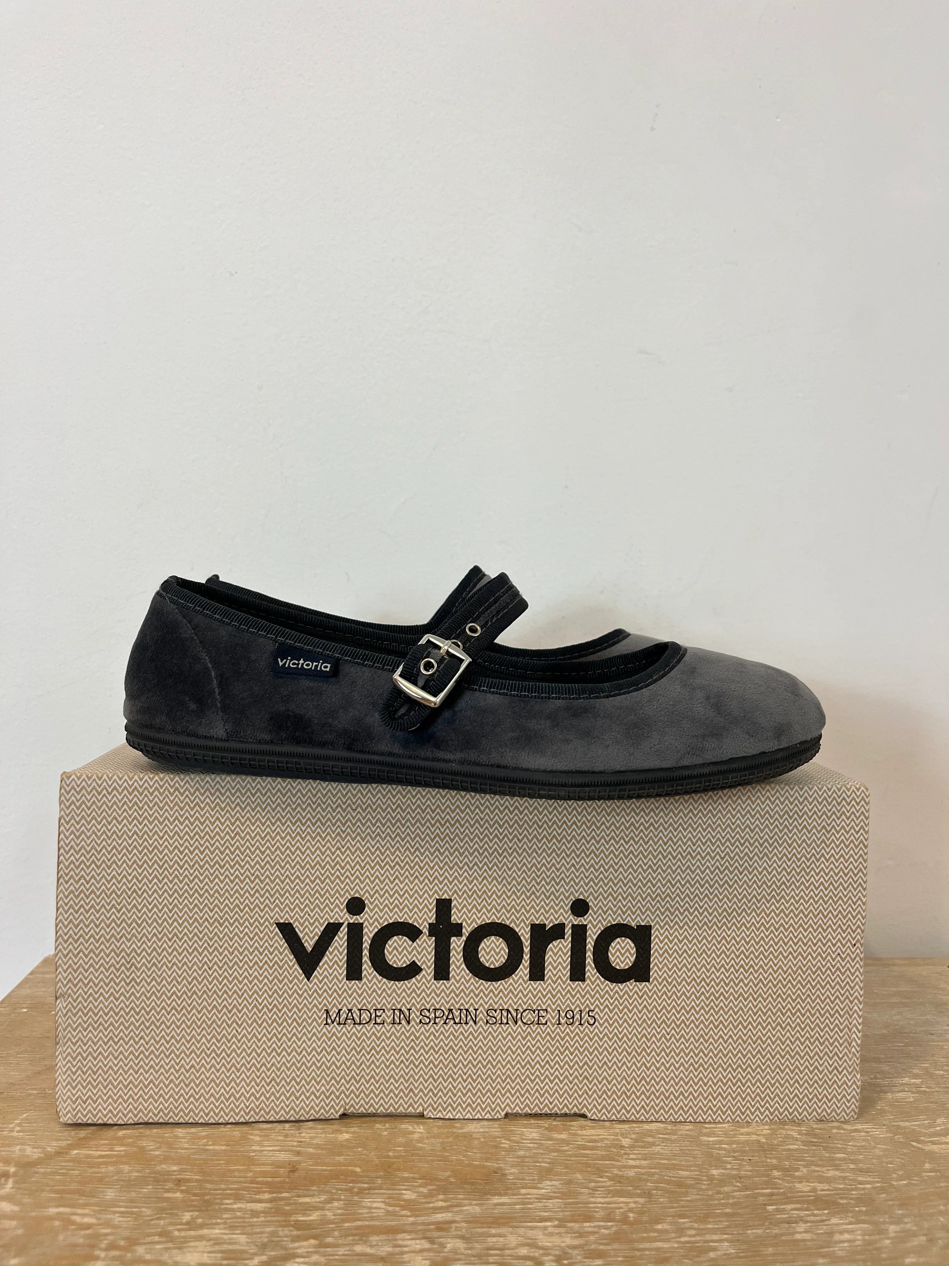 VICTORIA. Merceditas grises. T. 38