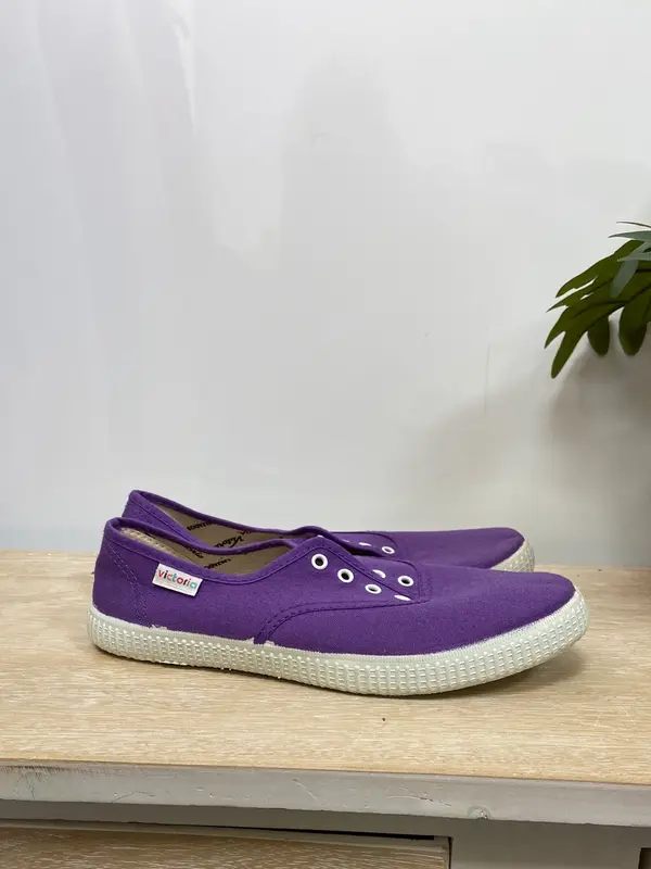 VICTORIA.Zapatillas moradas lona T.38