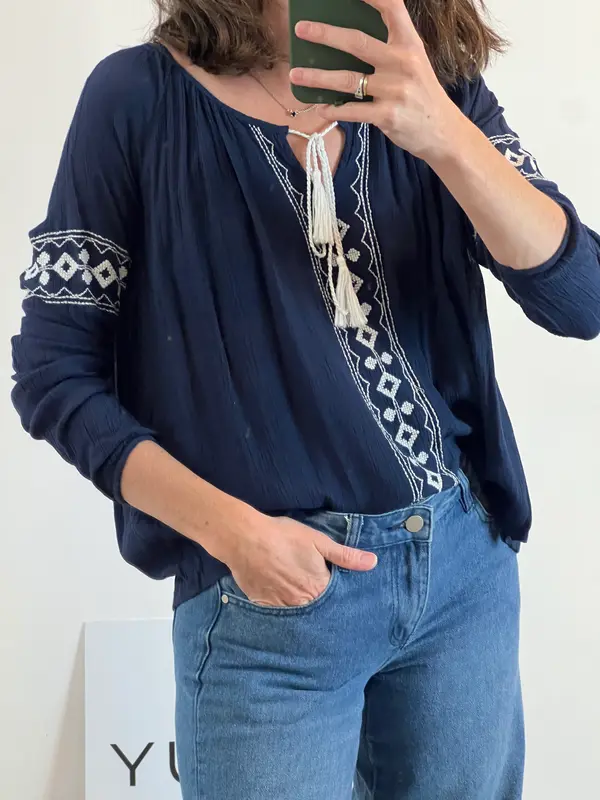 VILA. Blusa azul bordada. T S