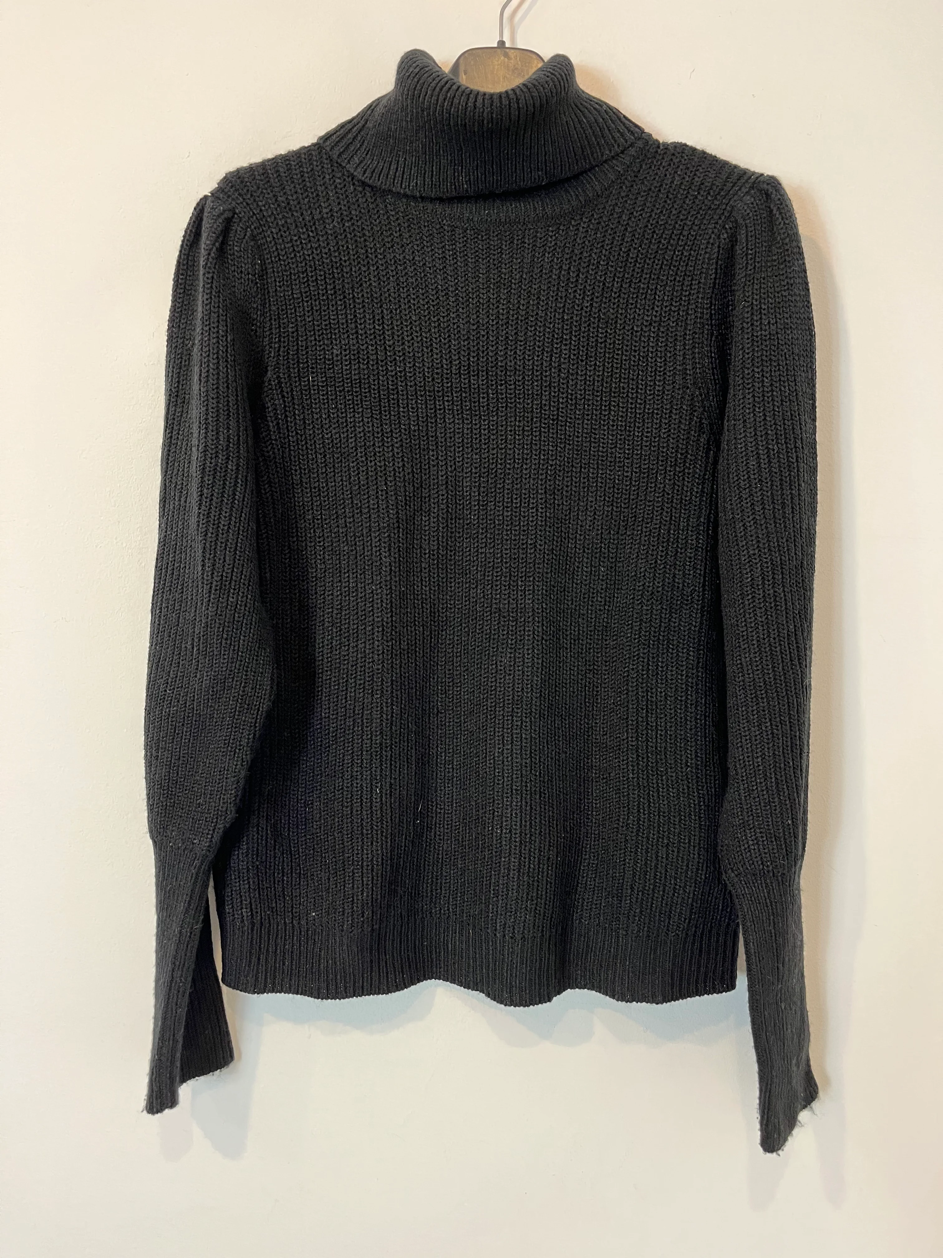 VILA. Jersey negro cuello alto. T.M