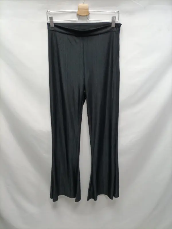 VILA. Pantalón negro campana T.m