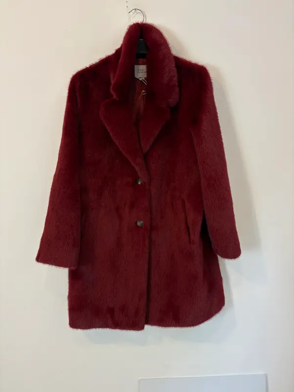 WEST 11 PEPE JEANS LONDON. Abrigo burdeos en efecto pelo
