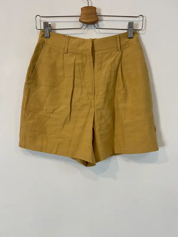 YAS. Pantalón corto mostaza T.s
