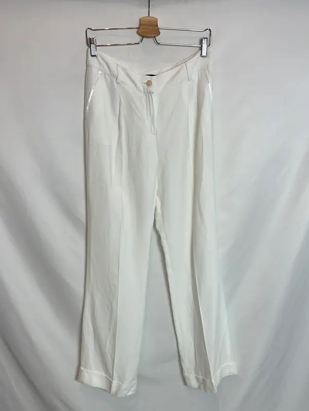 YERA. Pantalón  pinzas blanco fluido. T 40