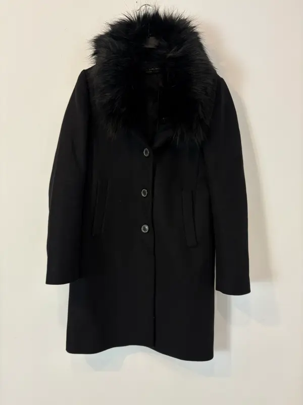 ZARA. Abrigo negro lana cuello pelo