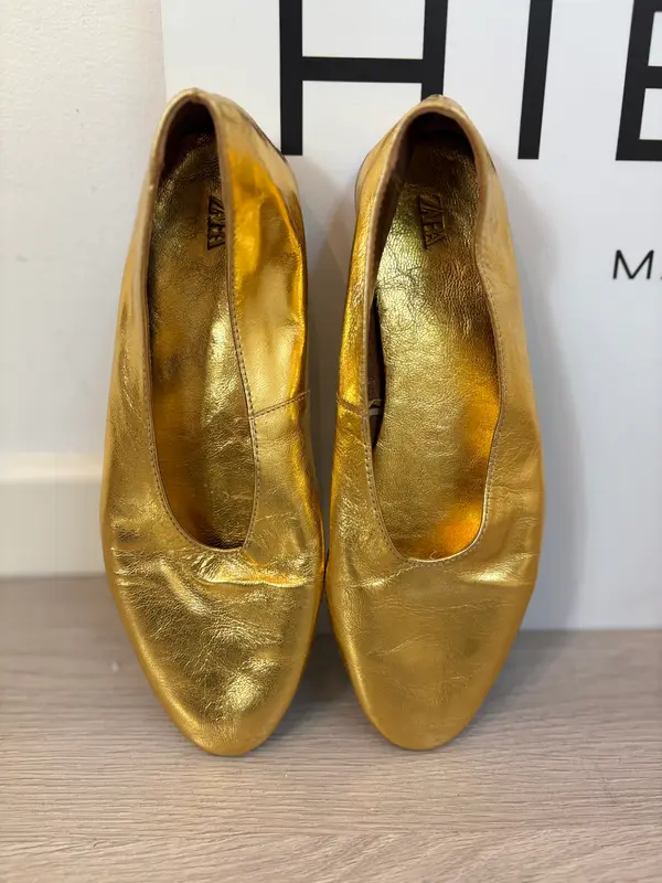 ZARA. Bailarinas doradas planas T.38