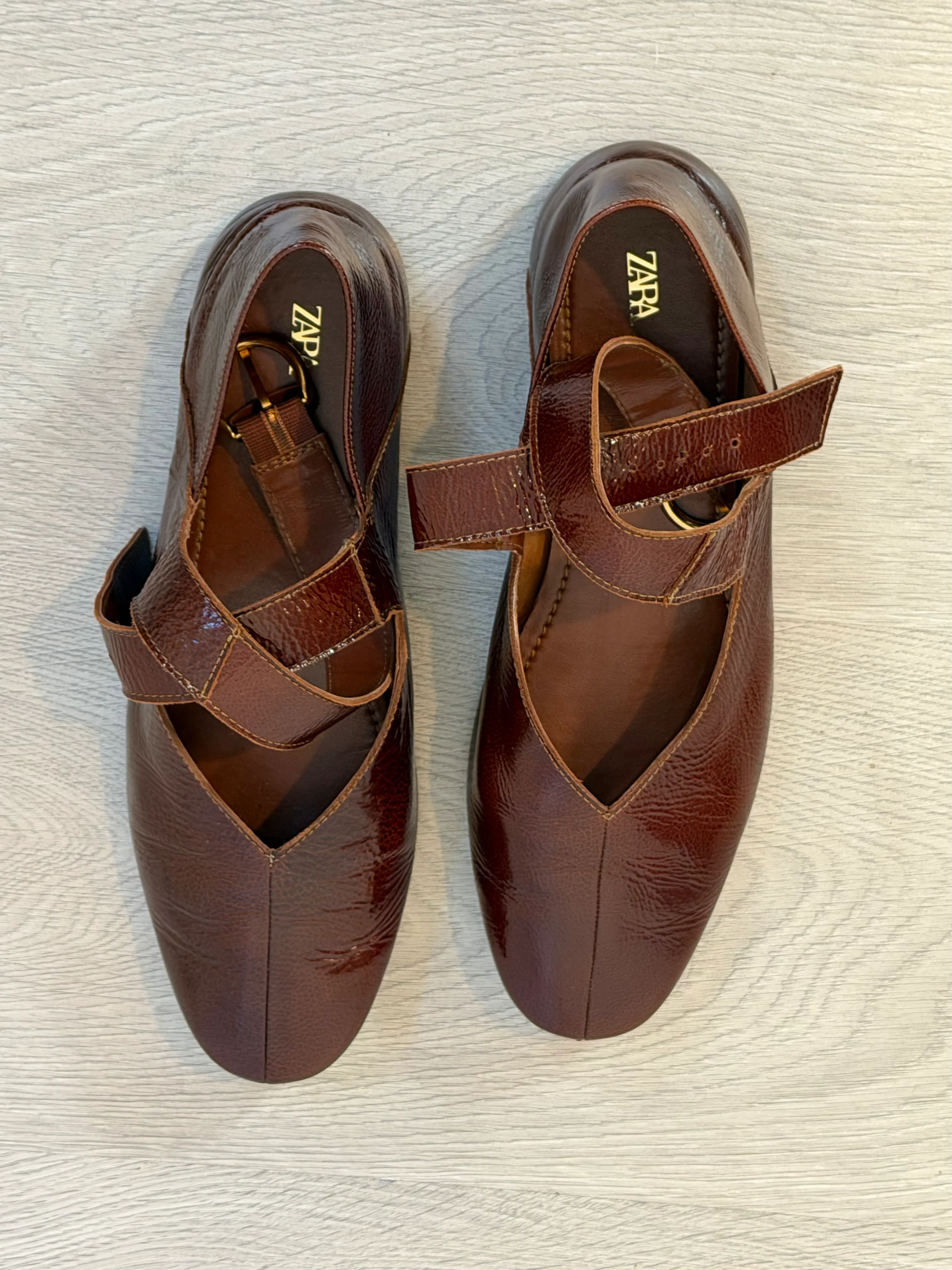 ZARA. Bailarinas marrones con diseño cruzado talla 40