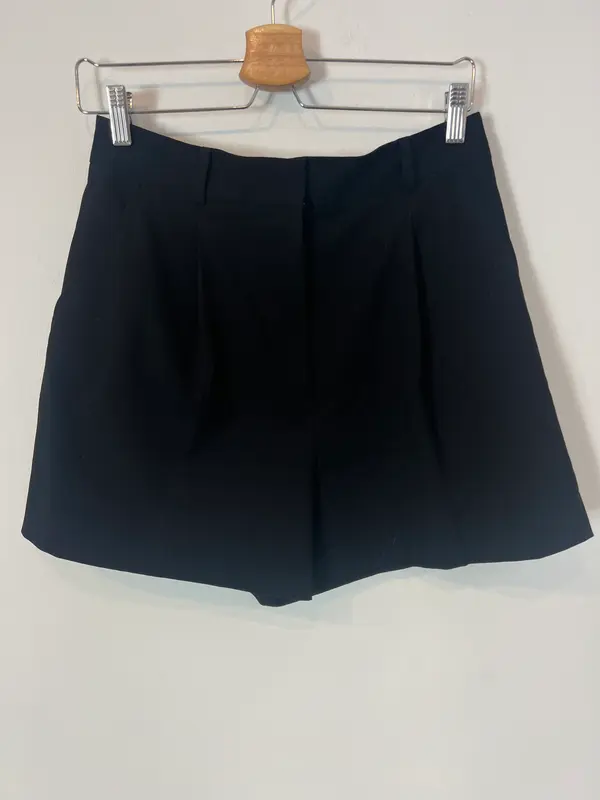ZARA. Bermuda fluida negra. T M