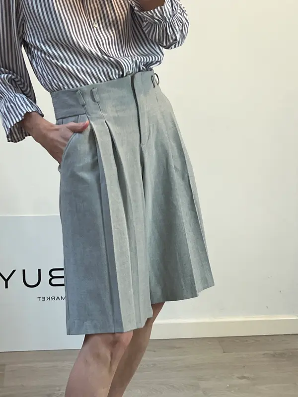 ZARA. Bermuda gris pinzas