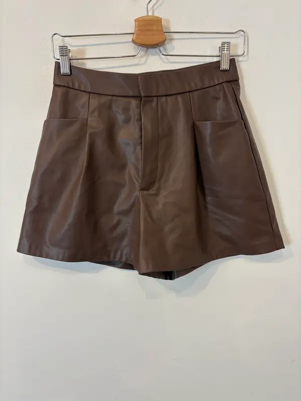 ZARA. Bermuda marrón efecto piel