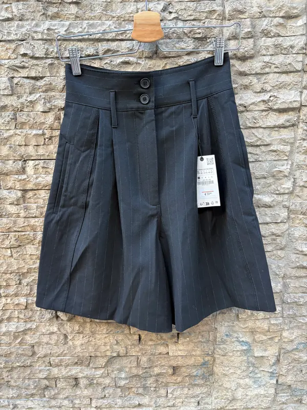 ZARA. Bermuda negra rayas