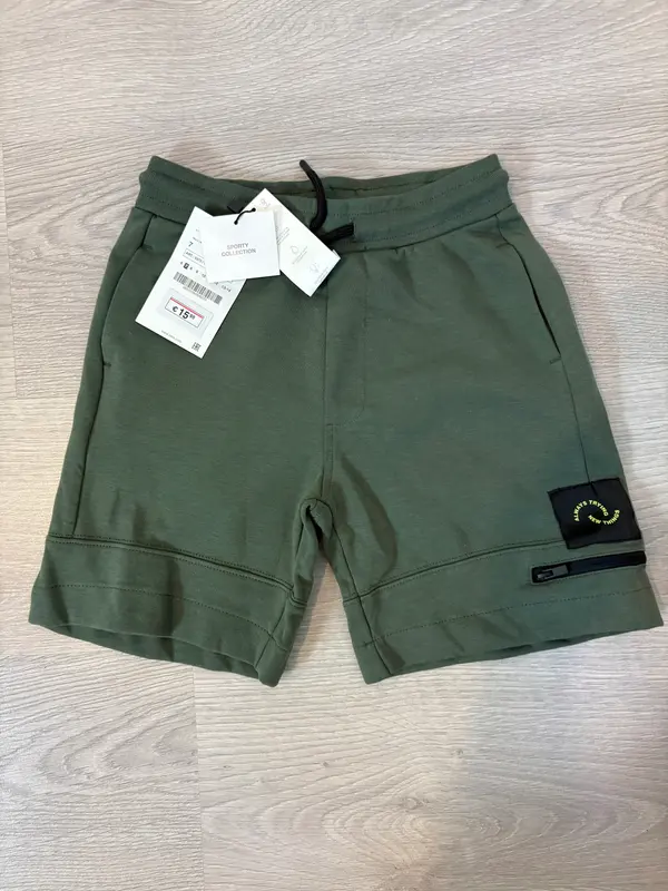 ZARA. Bermuda verde felpa. T 7 años