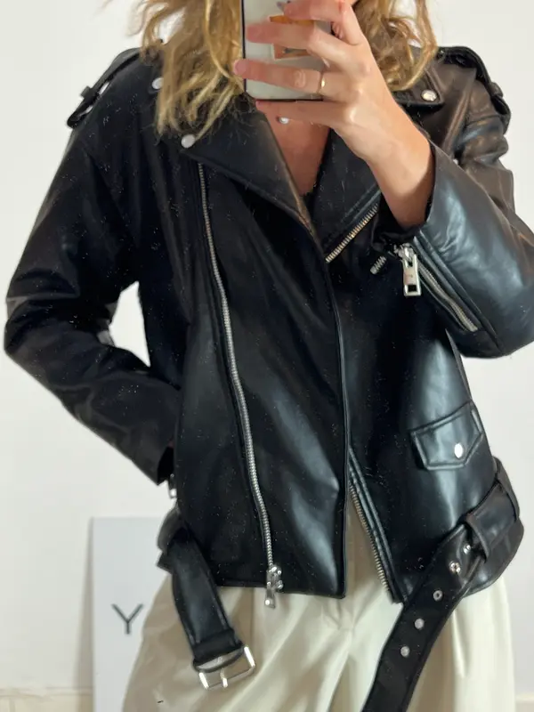 ZARA. Biker negra efecto piel.  XS