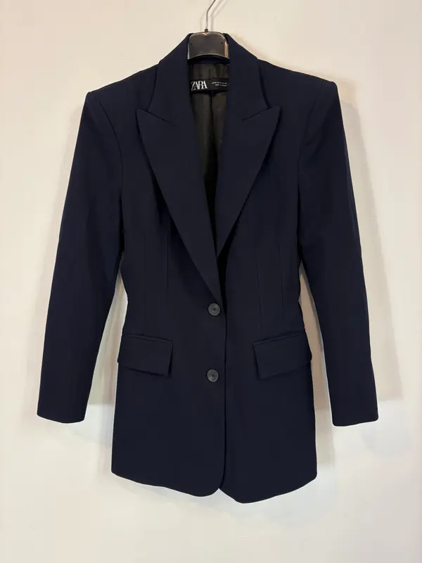 ZARA. Blazer azul marino hombreras