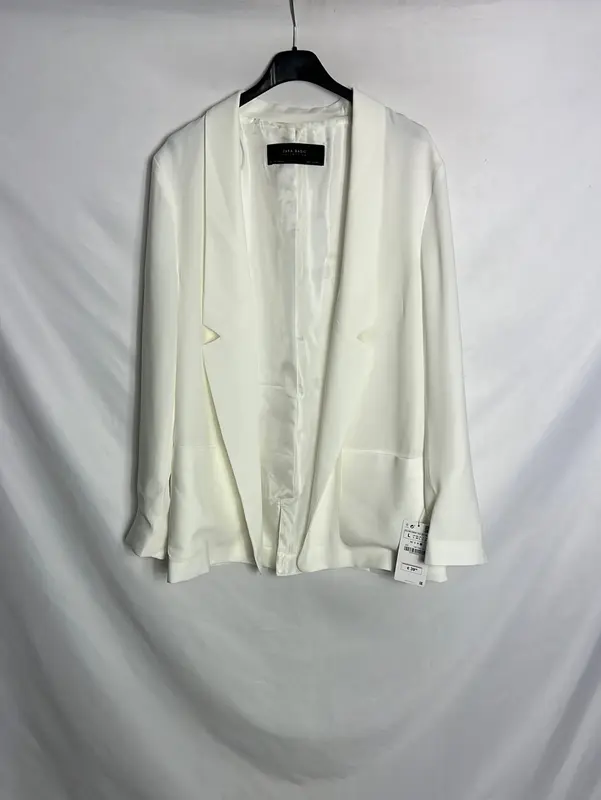 ZARA. Blazer blanca fluida . T L