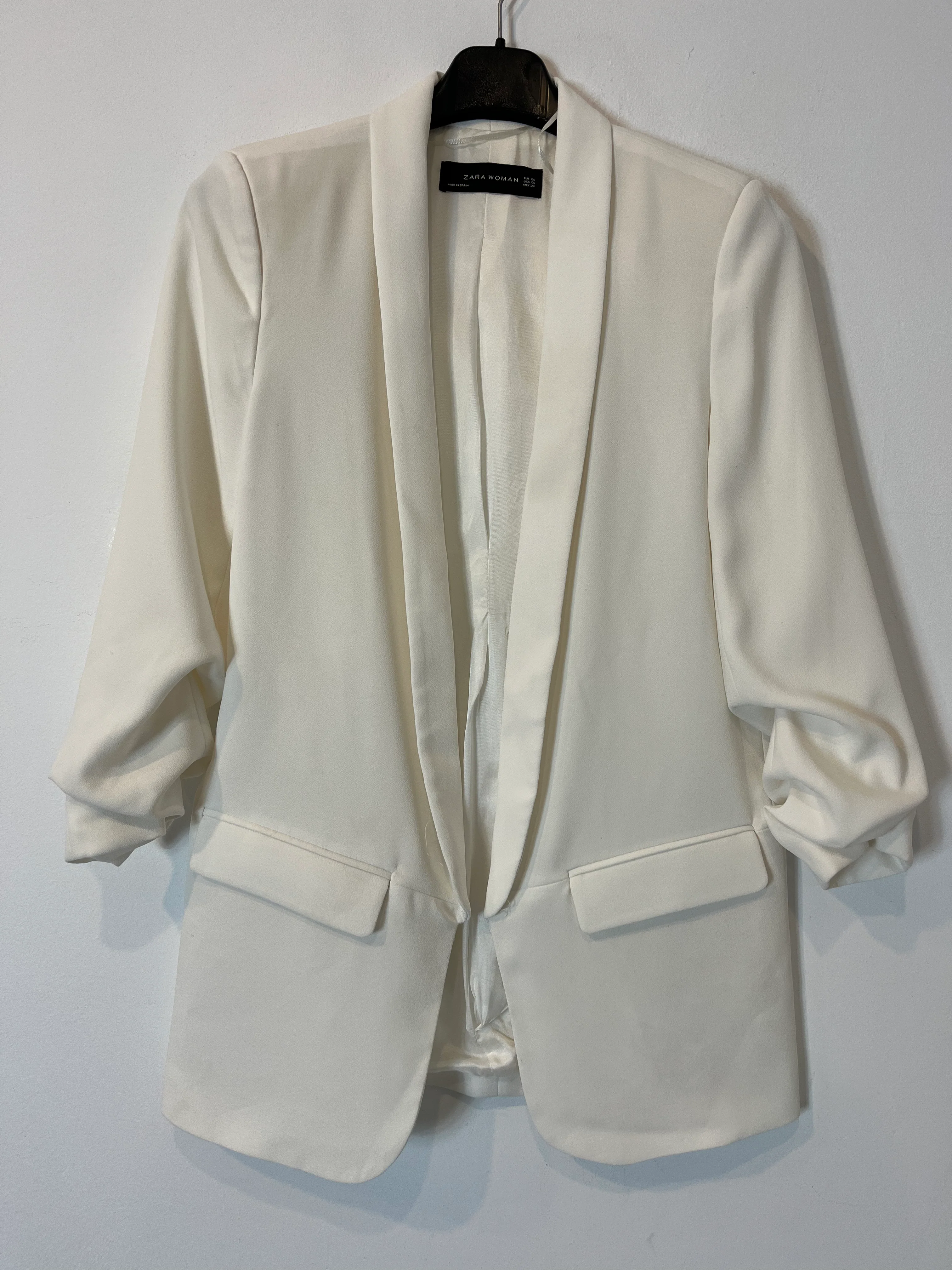 ZARA. Blazer blanco detalle mangas. T XS
