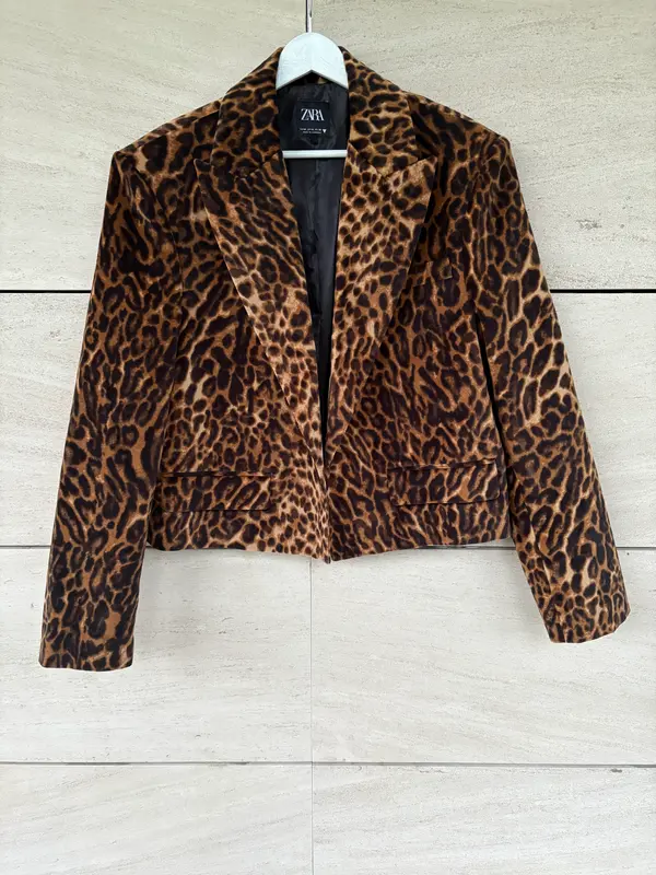 ZARA. Blazer cropped animal print