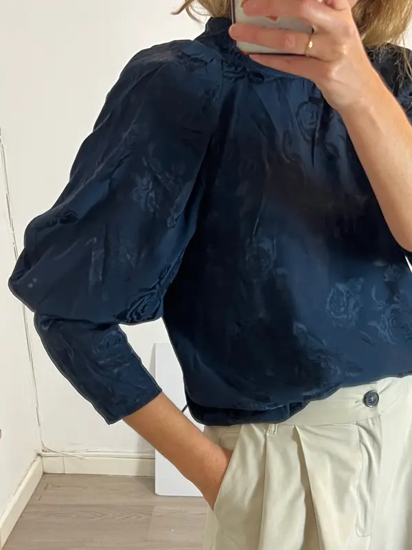 ZARA. Blusa azul estampada detalle mangas. T M