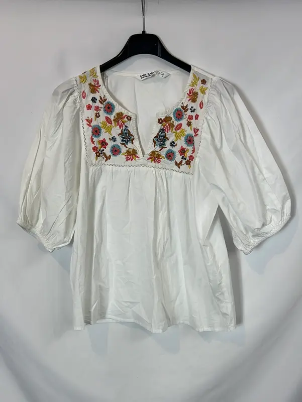 ZARA. Blusa blanca bordada T.m