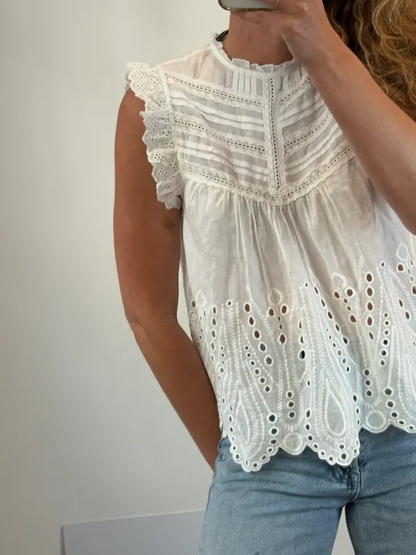 ZARA. Blusa blanca bordados