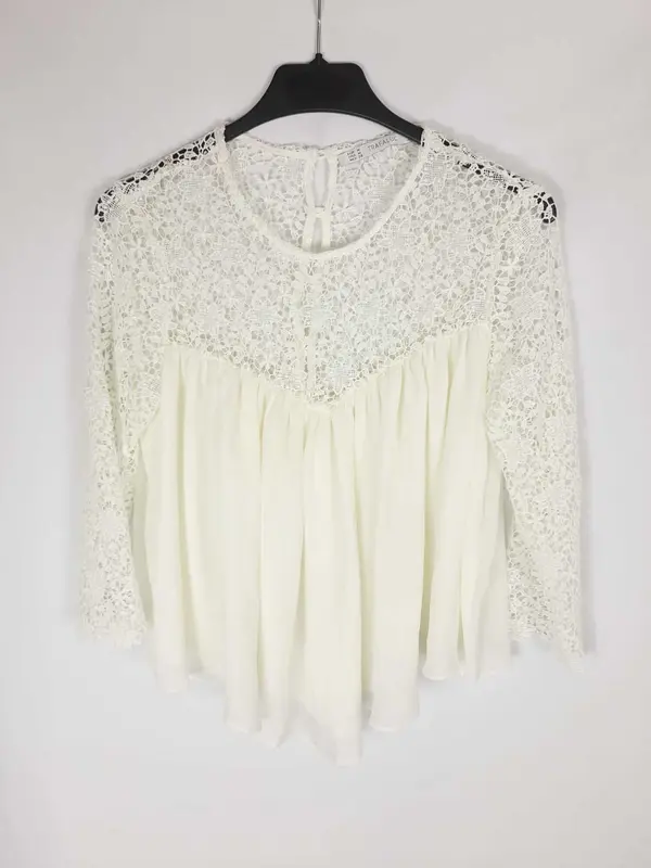 ZARA. Blusa blanca con parte superior de encaje T.m