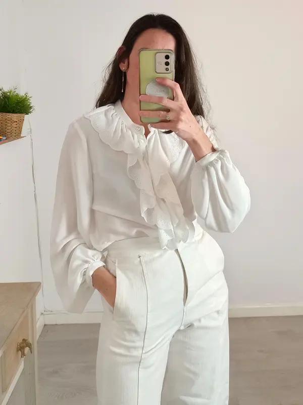 ZARA. Blusa blanca fluida volante. T XS