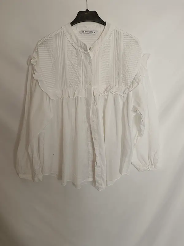 ZARA. Blusa blanca plisada y volantes T.xs-s