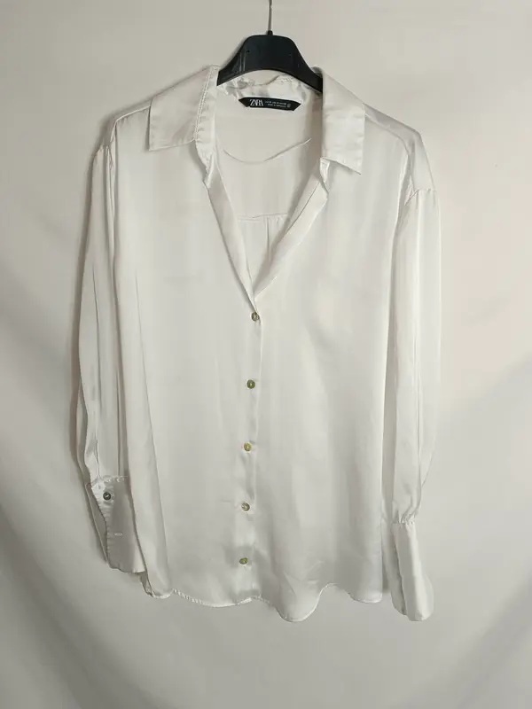 ZARA. Blusa blanca satinada T.m