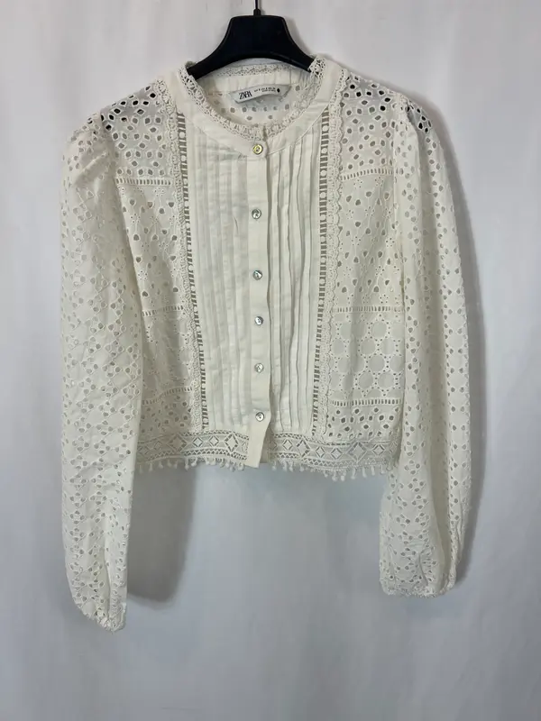 ZARA. Blusa/chaqueta blanca troquelada. T S