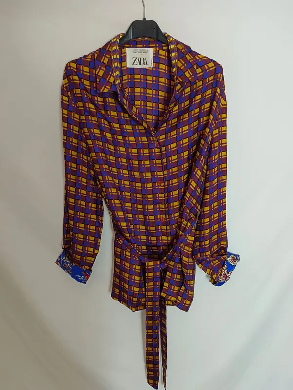 ZARA. Blusa cuadros y abalorios T.s