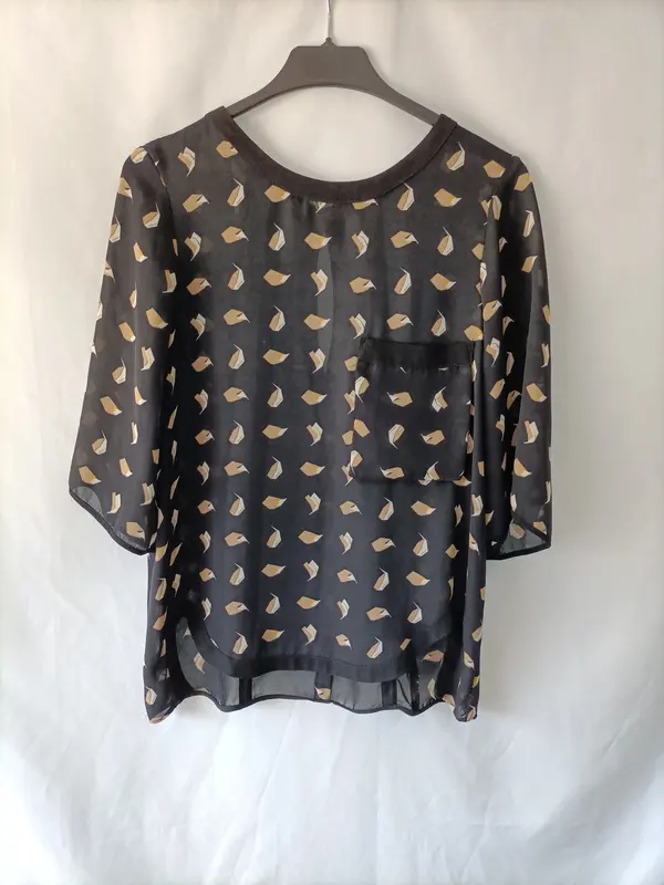 ZARA. Blusa negra estampada T.s