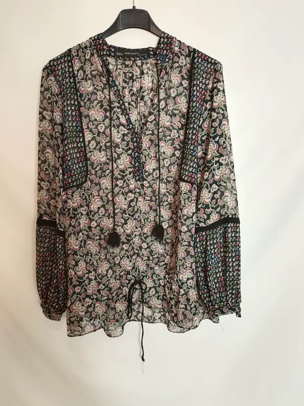 ZARA. Blusa negra estampada T.xs