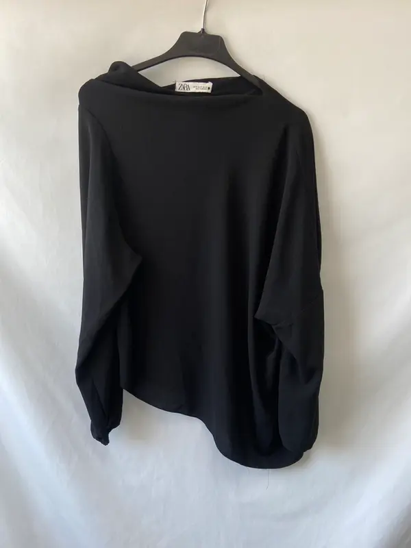 ZARA. Blusa negra oversized asimétrica T.m