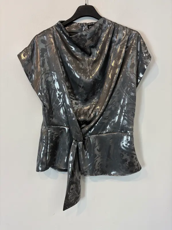 ZARA. Blusa plateada fruncidos