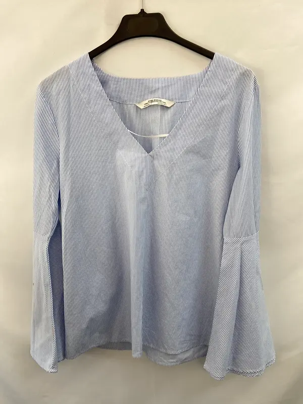ZARA. Blusa rayas mangas volantes T.xs